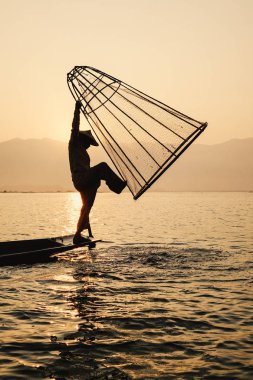 Inle Gölü'nde balık yakalayan adam (Shan State)