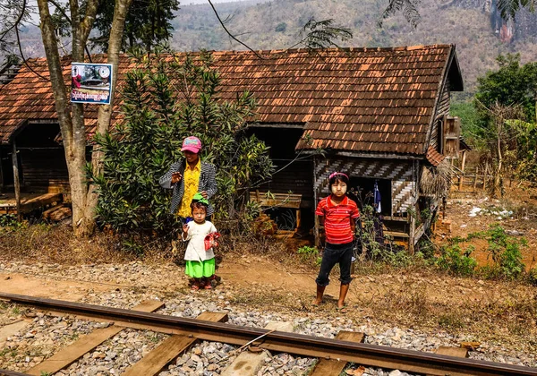 Enfants vendant des collations à la gare — Photo