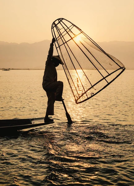 Mann fängt Fische auf dem See inle (Shan-Staat)) — Stockfoto