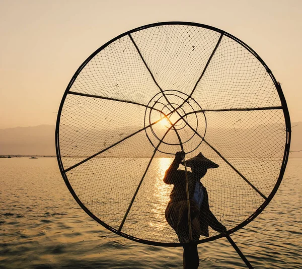 Mann fängt Fische auf dem See inle (Shan-Staat)) — Stockfoto