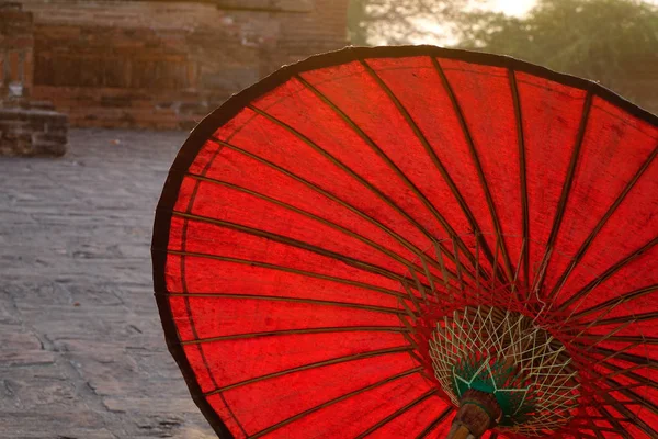 Ett rött paraply vid buddhisttemplet — Stockfoto