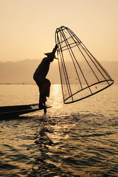 Mann fängt Fische auf dem See inle (Shan-Staat)) — Stockfoto