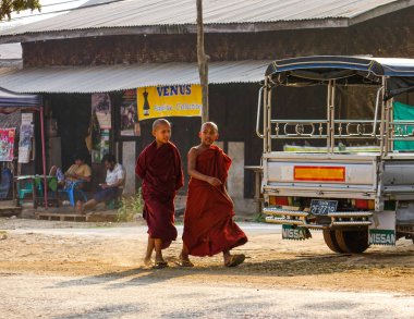 Sokakta yürüyen Budist rahip