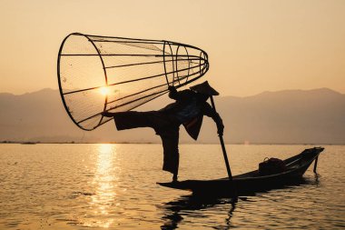 Inle Gölü'nde balık yakalayan adam (Shan State)