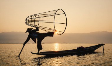 Inle Gölü'nde balık yakalayan adam (Shan State)