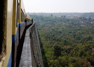 Ünlü viyadük Goteik geçen tren