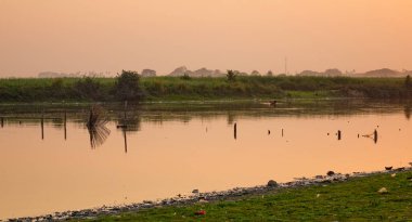 Gölde gün batımı