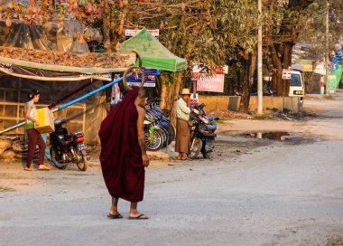 Sokakta yürüyen Budist rahip