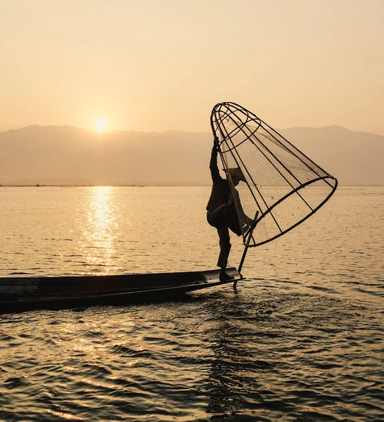 Mann fängt Fische auf dem See inle (Shan-Staat)) — Stockfoto