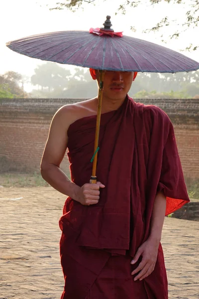 Een jonge monnik staande op boeddhistische Pagode — Stockfoto