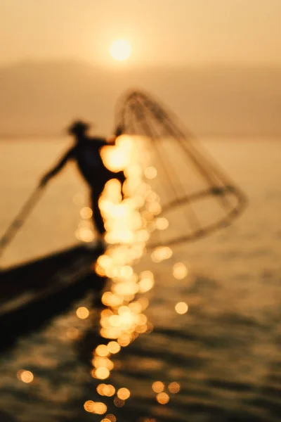 Verschwommene Sonnenuntergangslandschaft auf dem See — Stockfoto