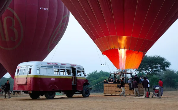 観光客は熱気球フライトを楽しむ — ストック写真