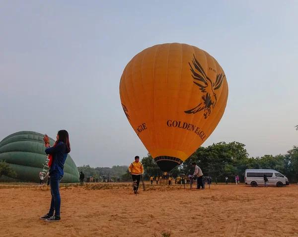 Les touristes apprécient les vols en montgolfière — Photo