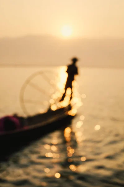 Verschwommene Sonnenuntergangslandschaft auf dem See — Stockfoto