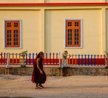 Sokakta yürüyen Budist rahip