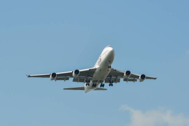 Havaalanında açılış yolcu uçak 