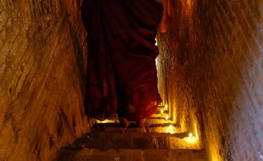 Budist pagoda'da duran genç bir keşiş