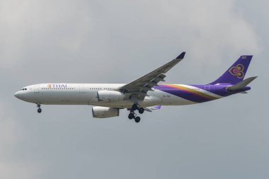 Havaalanında açılış yolcu uçak 