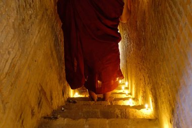 Budist pagoda'da duran genç bir keşiş