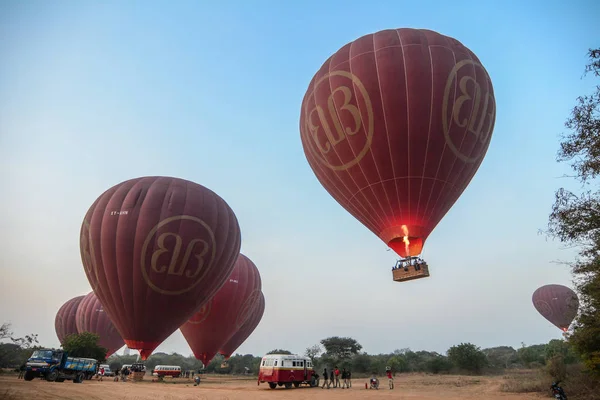 Tourists enjoy hot air balloon flights — Stock Photo, Image