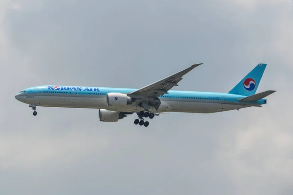 Avión de pasajeros aterrizando en el aeropuerto — Foto de Stock