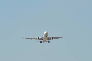 Havaalanında açılış yolcu uçak 