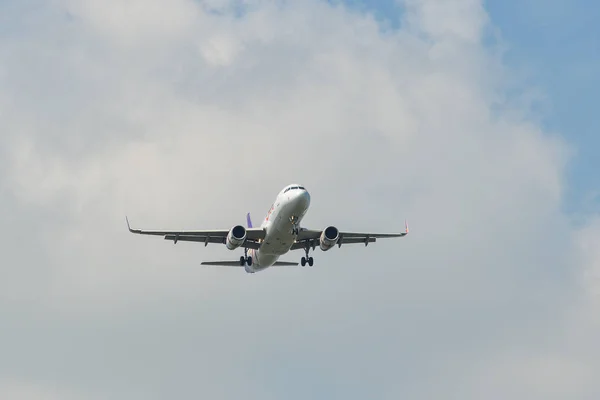 Avión de pasajeros aterrizando en el aeropuerto — Foto de Stock