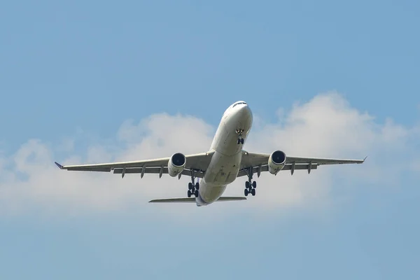 Avión de pasajeros aterrizando en el aeropuerto — Foto de Stock