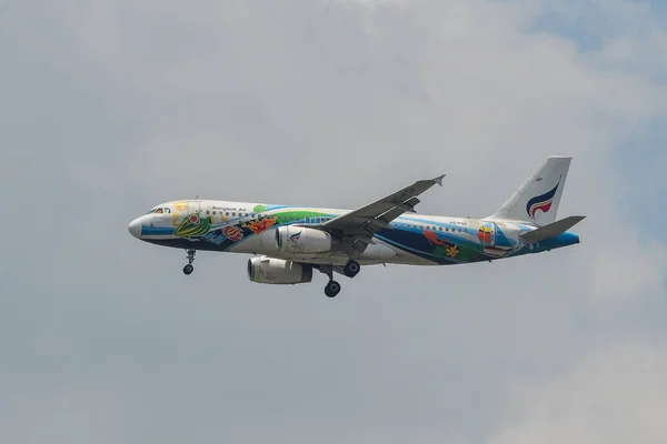 Avion de passagers atterrissant à l'aéroport — Photo