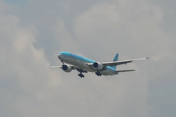 Passagiersvliegtuig dat op de luchthaven landt — Stockfoto