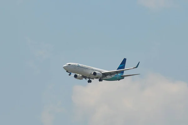 Passagierflugzeug landet auf dem Flughafen — Stockfoto
