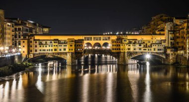Geceleri Floransa'daki Ponte vecchio Köprüsü