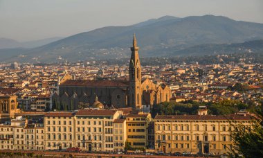 Gün doğumunda Floransa'nın (İtalya) havadan görünümü 
