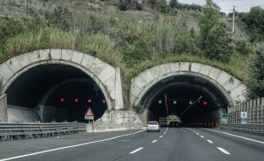 Bir tünelden geçen dört şeritli bir yol