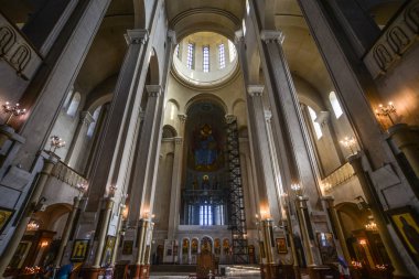 Tiflis'teki Holy Trinity Katedrali'nin iç mekanı