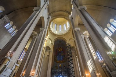 Tiflis'teki Holy Trinity Katedrali'nin iç mekanı
