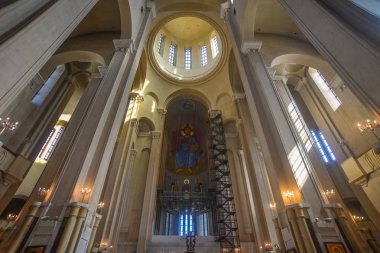 Tiflis'teki Holy Trinity Katedrali'nin iç mekanı