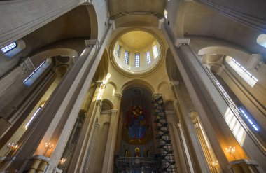 Tiflis'teki Holy Trinity Katedrali'nin iç mekanı