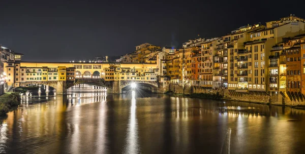 Geceleri Floransa'daki Ponte vecchio Köprüsü