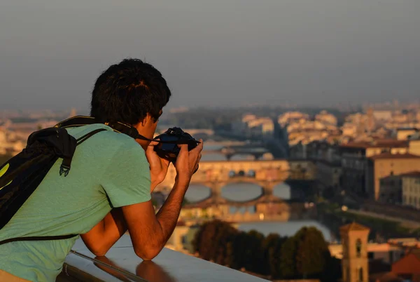 Ein Mann, der Fotos vom Aussichtspunkt macht — Stockfoto