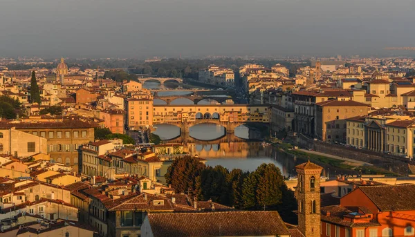 Gün doğumunda Floransa'nın (İtalya) havadan görünümü 