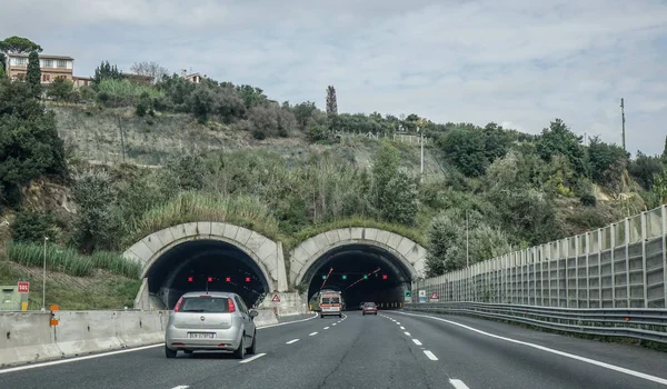 Bir tünelden geçen dört şeritli bir yol