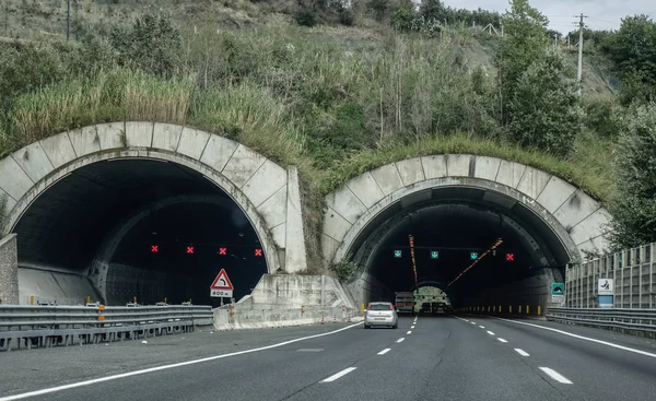 Bir tünelden geçen dört şeritli bir yol