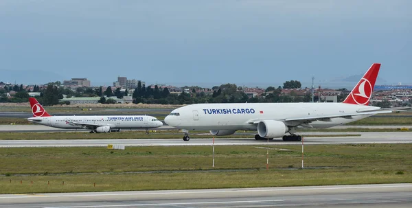Airplane at Istanbul Ataturk Airport (Turkey) — Stock Photo, Image