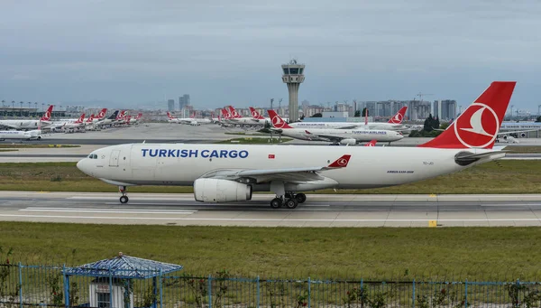 Avión en el aeropuerto de Estambul Ataturk (Turquía ) —  Fotos de Stock