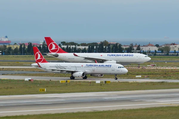 Airplane at Istanbul Ataturk Airport (Turkey) — Stock Photo, Image