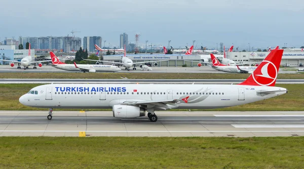 Самолет в аэропорту Стамбула Ататюрка (Турция) ) — стоковое фото