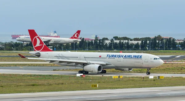 Avión en el aeropuerto de Estambul Ataturk (Turquía ) —  Fotos de Stock