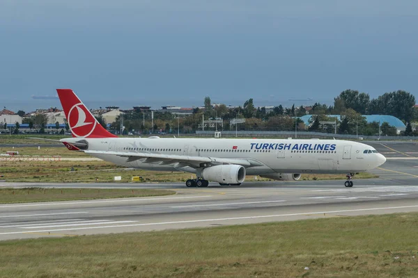 Airplane-nél Istanbul Ataturk Airport (Törökország) — Stock Fotó