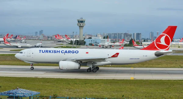 Letadlo na letišti v Istanbulu Atatürk (Turecko) — Stock fotografie